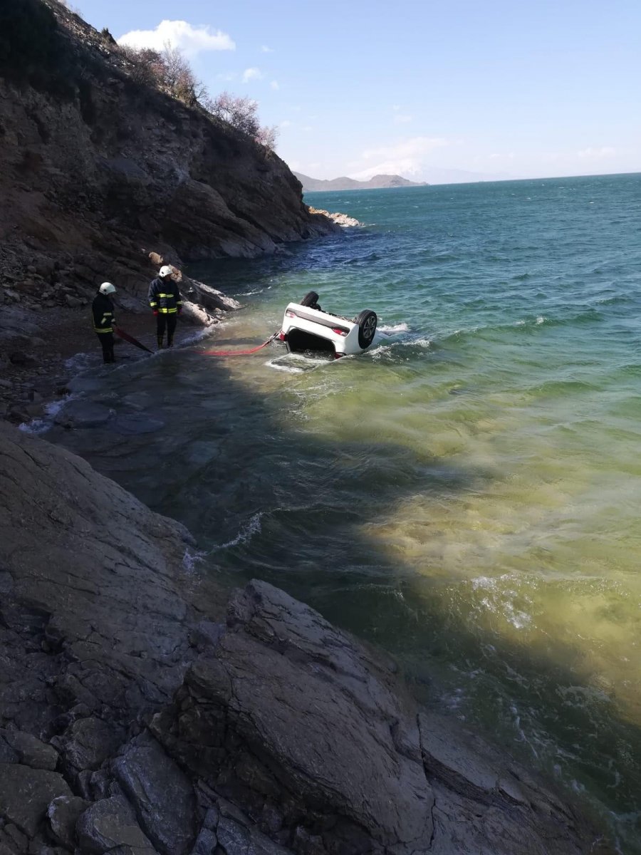 Kontrolden çıkan otomobil Van Gölü'ne düştü: 4 yaralı