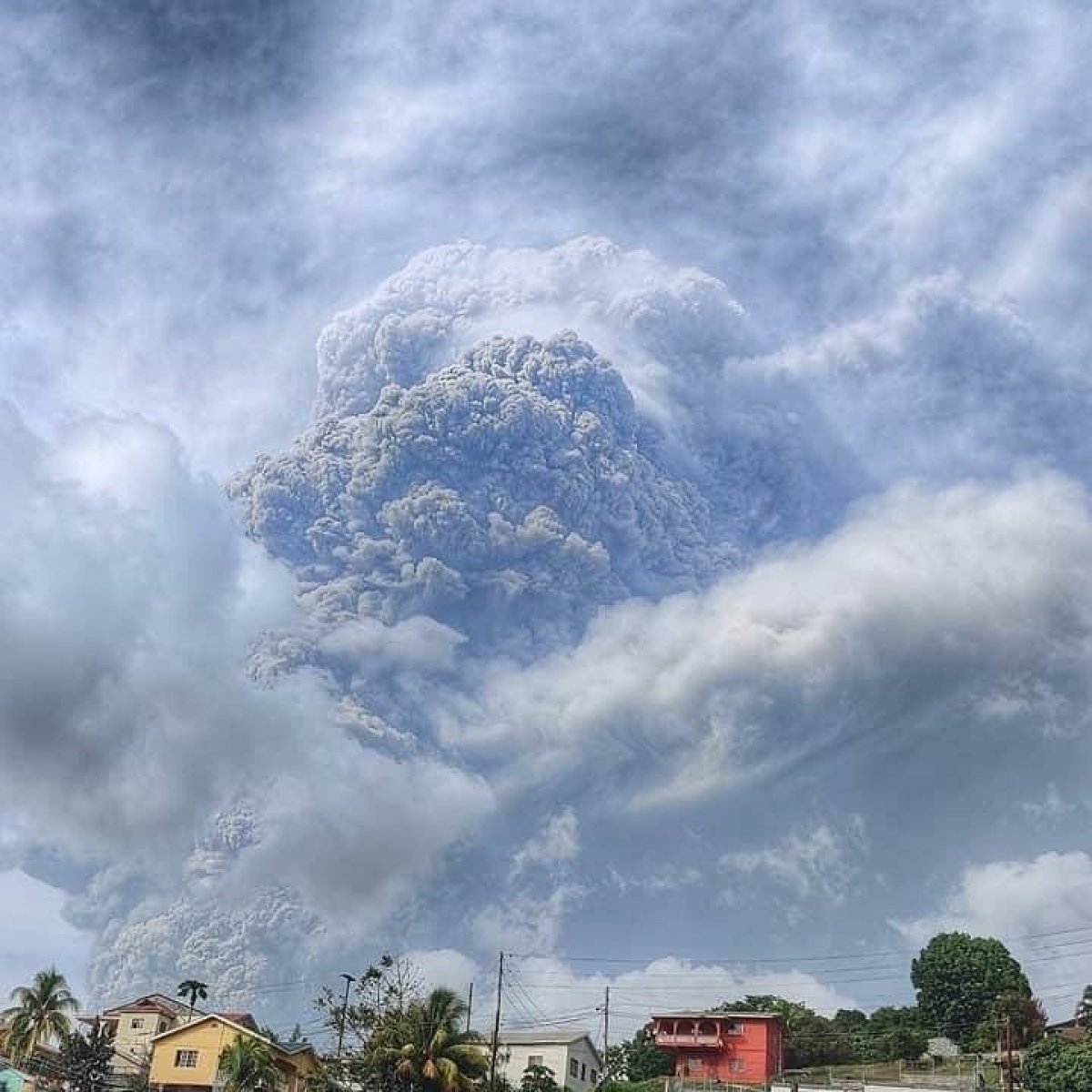 La Soufriere Yanardağı 2 günde 3 kez patladı, kül yağdı