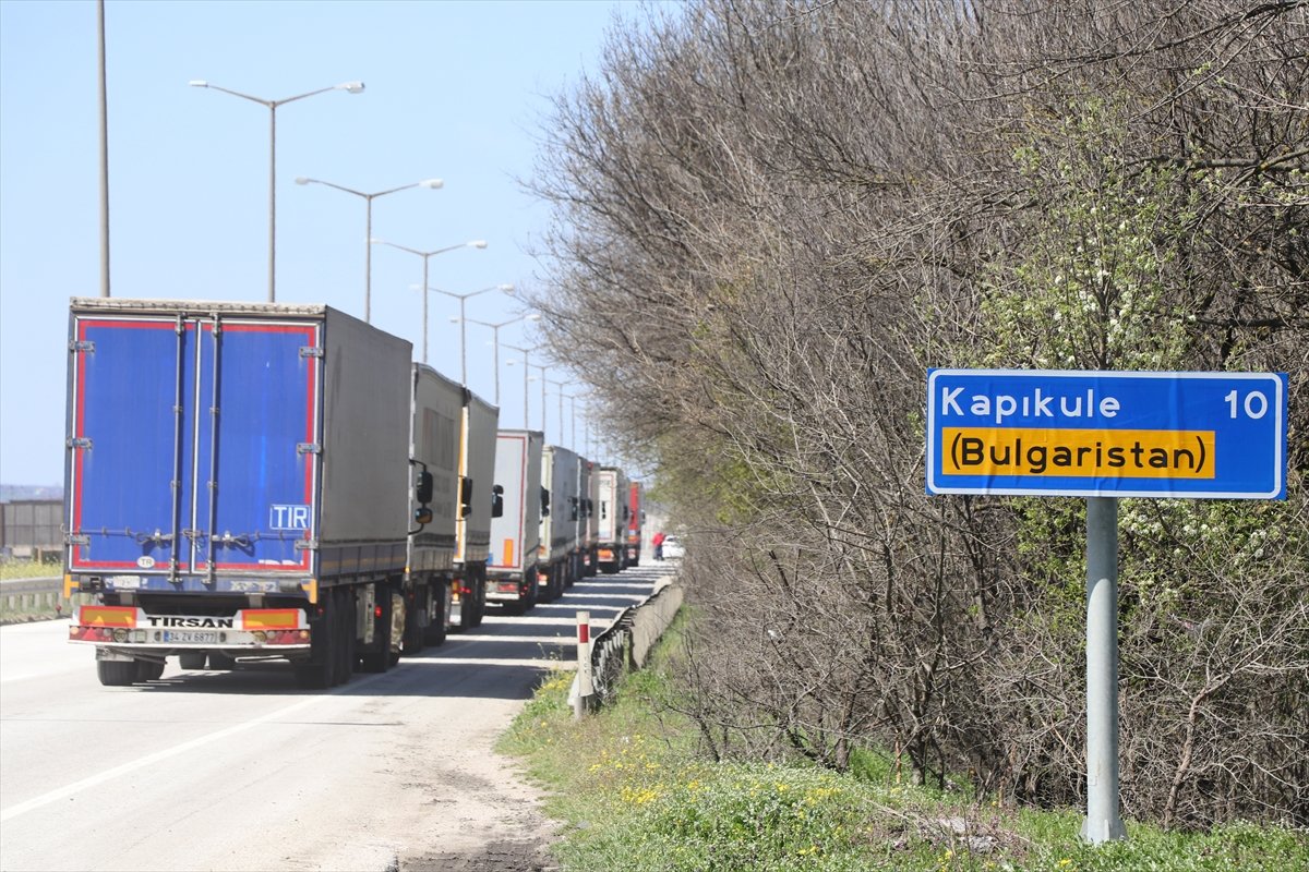 Vakıflar Genel Müdürlüğü'nün yardım tırları Balkanlara doğru yolu çıktı