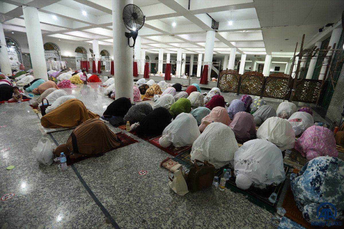 First Taraweeh performed in Indonesia #2