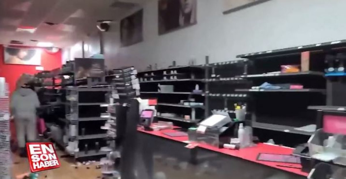 ABD'de siyahi gencin öldürülmesinin ardından dükkanlar yağmalandı