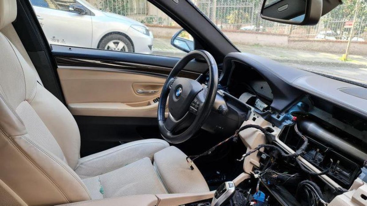 Ümraniye'de otomobile giren hırsız kameraya yakalandı