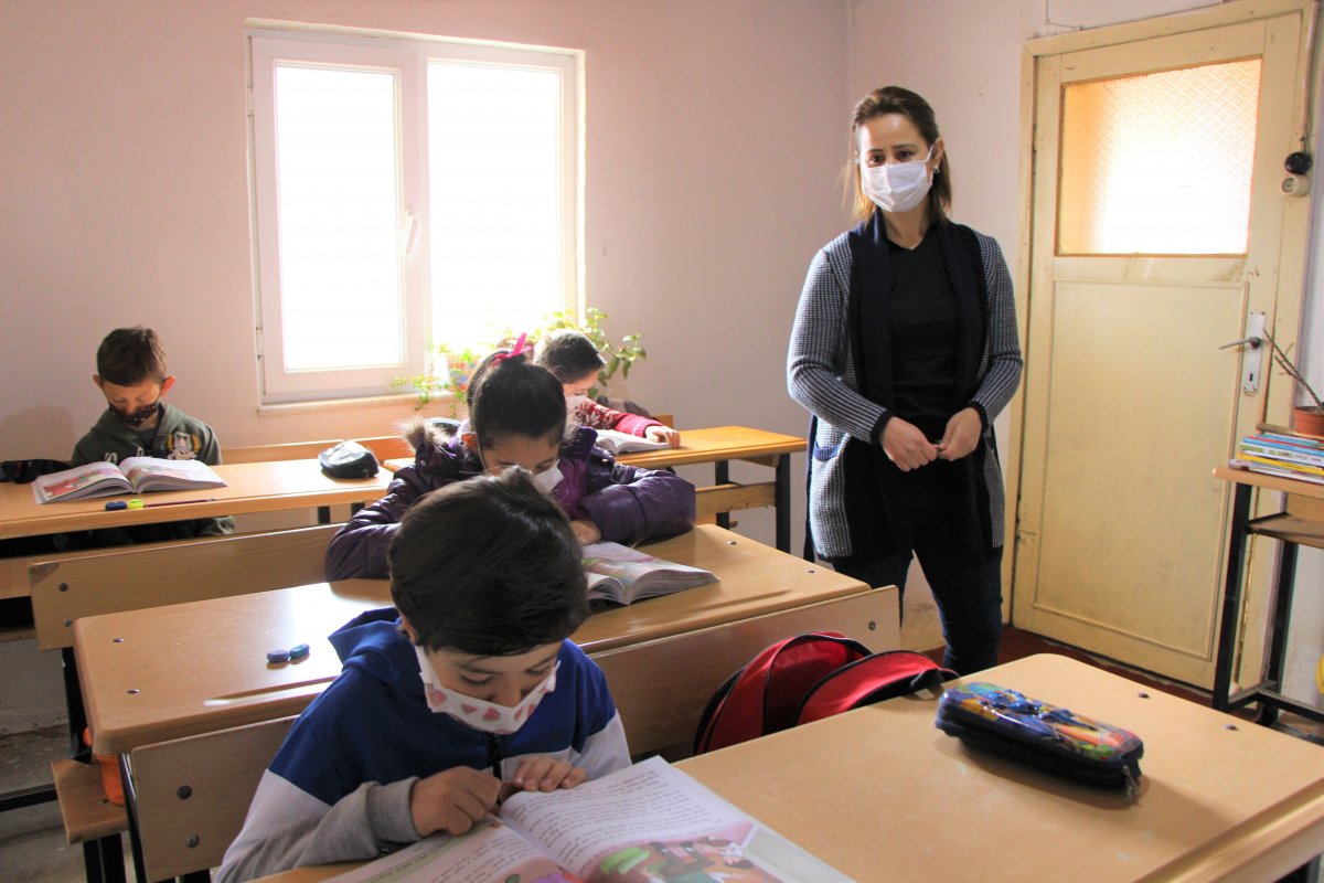 Amasya'da öğrencileri için köye taşınıp boş evi sınıfa dönüştürdü