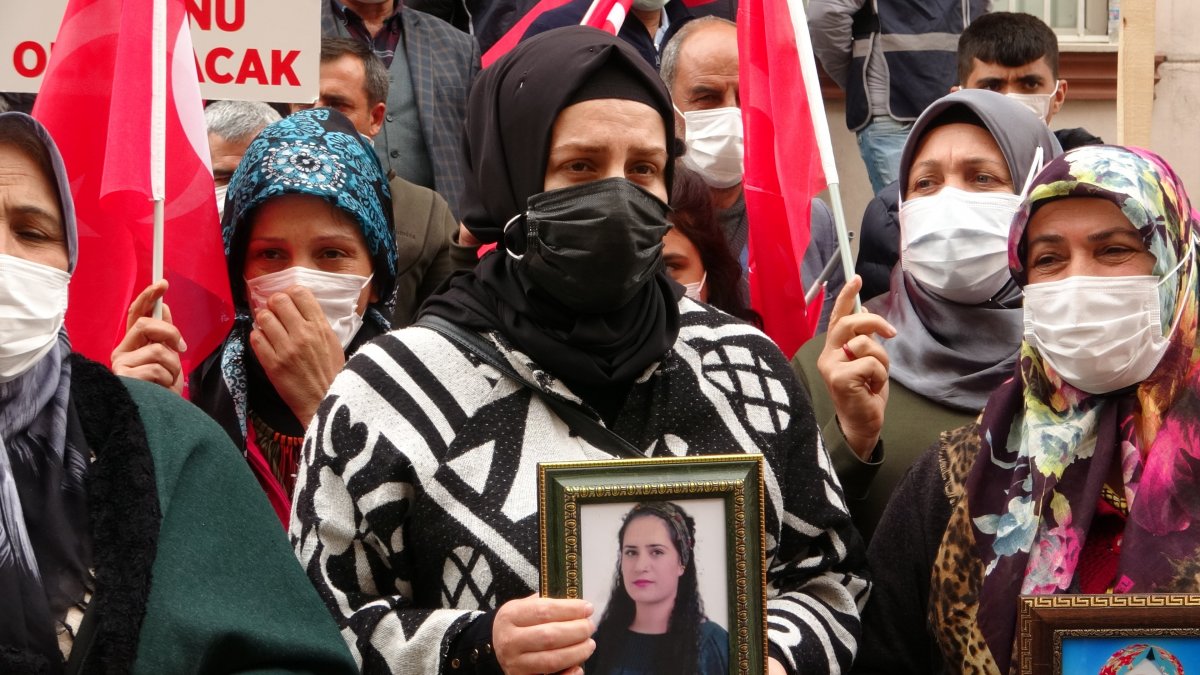 Yüreği yanık bir abla HDP önündeki evlat nöbeti eylemine katıldı