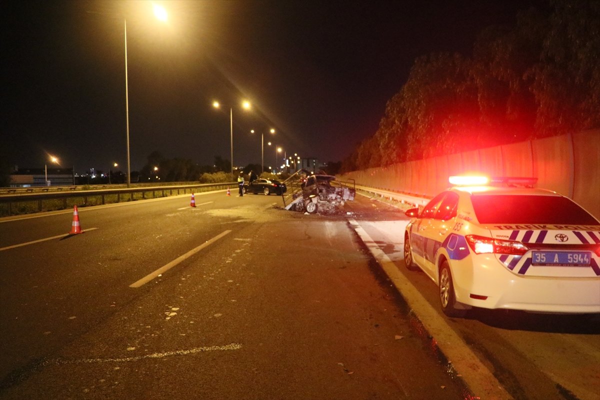 İzmir'de otomobil kamyonete çarptı: 2 yaralı