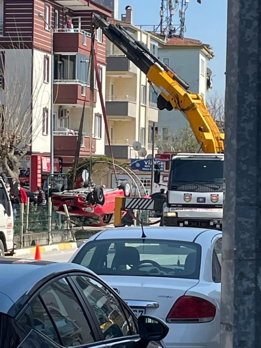 Balıkesir'de kontrolden çıkan araç su kanalına düştü