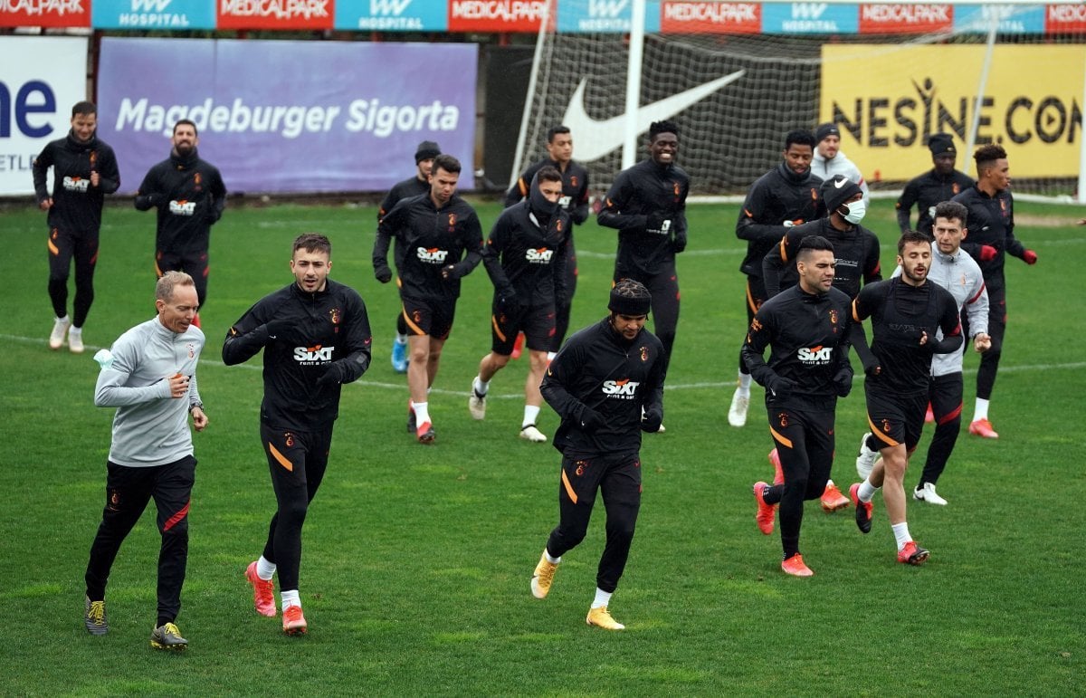 Galatasaray, yeni sezonda 10 oyuncuyla yolları ayırmayı planlıyor