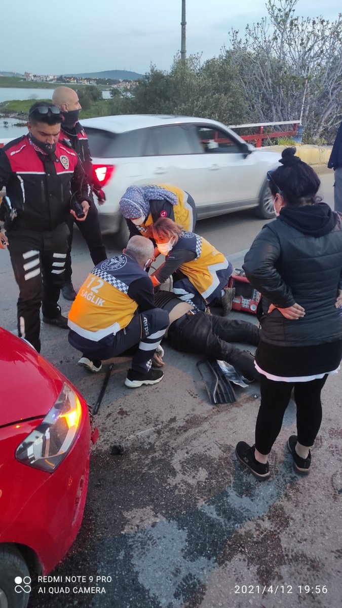 Ayvalık’ta iki otomobile çarpan motosikletli hayatını kaybetti