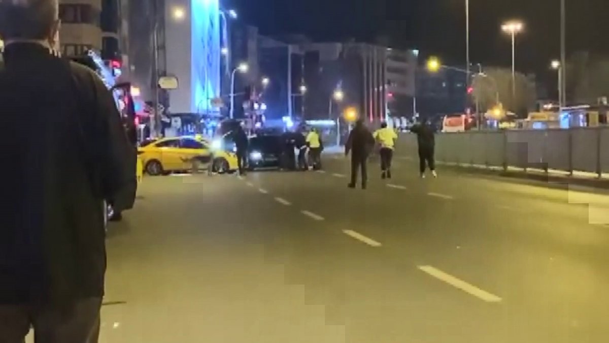 Kadıköy’de kazaya karışan sürücüler kavgaya tutuştu