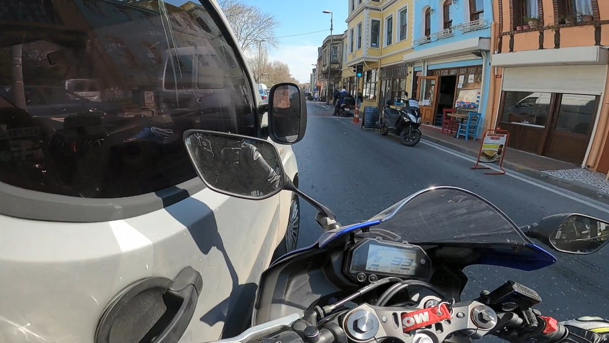 Fatih'te motosikletin iş yerine girdiği kaza kask kamerasında