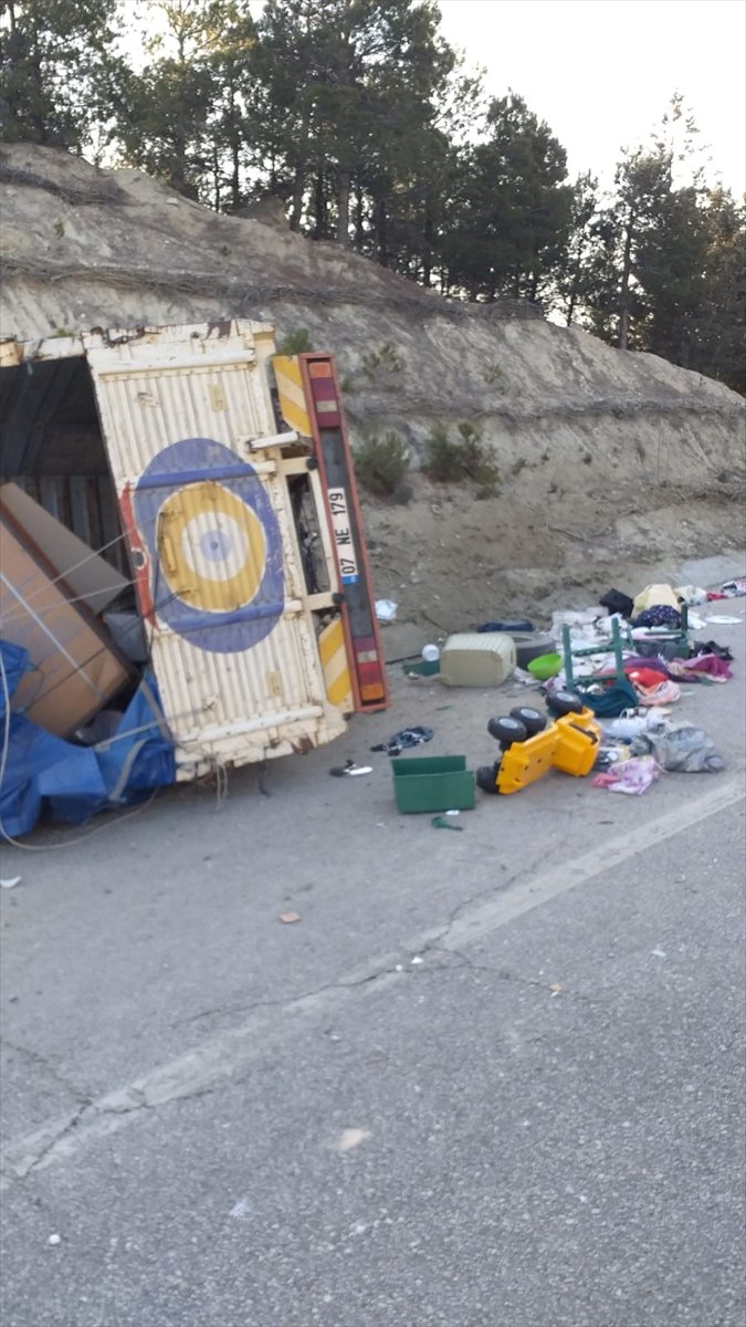 Burdur'da kamyonet devrildi: 1 ölü 2 yaralı