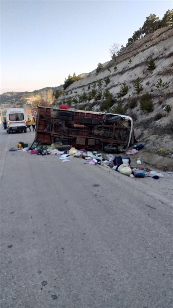 Burdur'da kamyonet devrildi: 1 ölü 2 yaralı