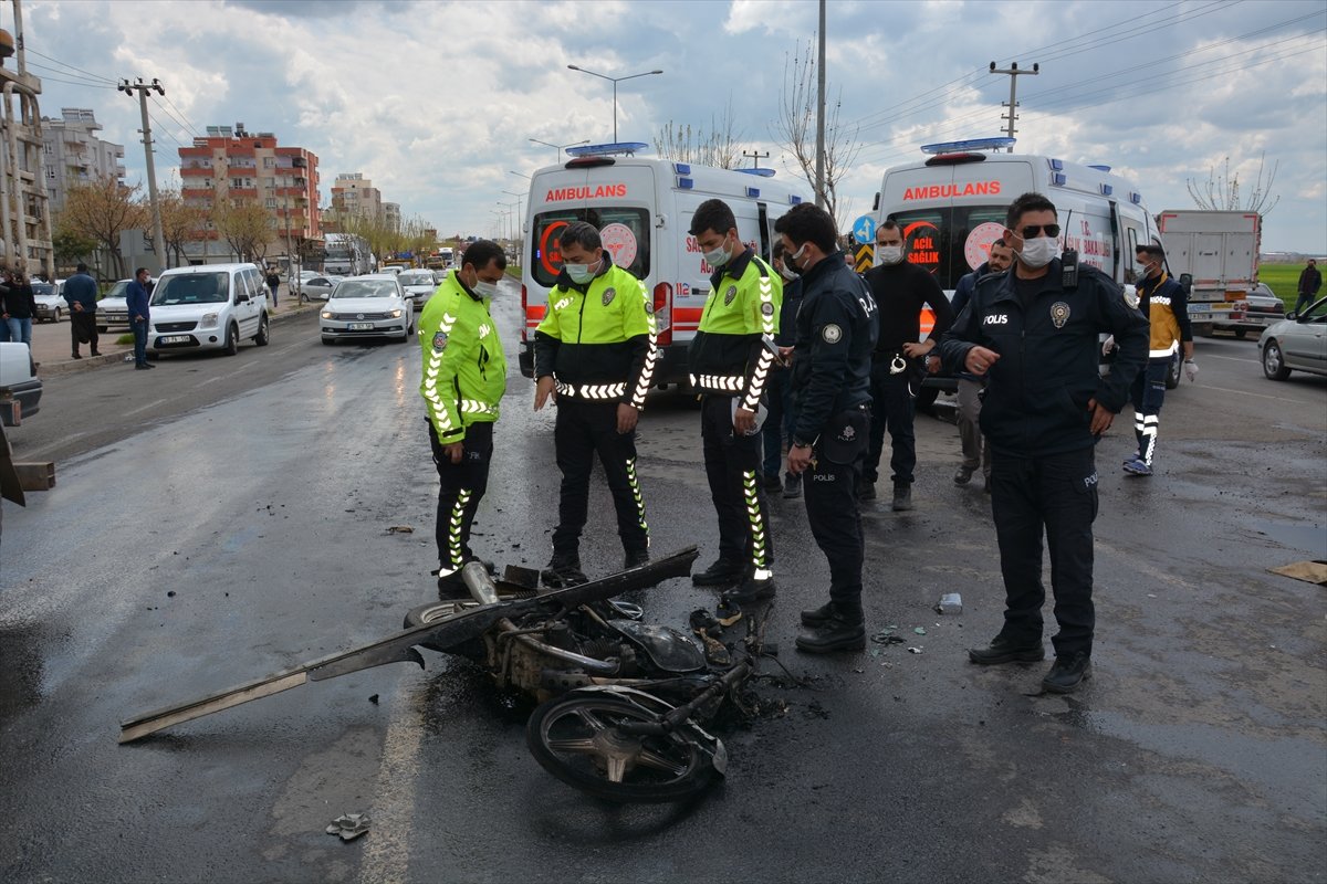 Şanlıurfa'da 4 kişinin bulunduğu motosiklet kaza yaptı