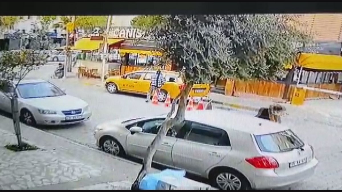 İzmir'de taksiyi kaçırdıktan sonra bir kişiye çarpan kadın yakalandı