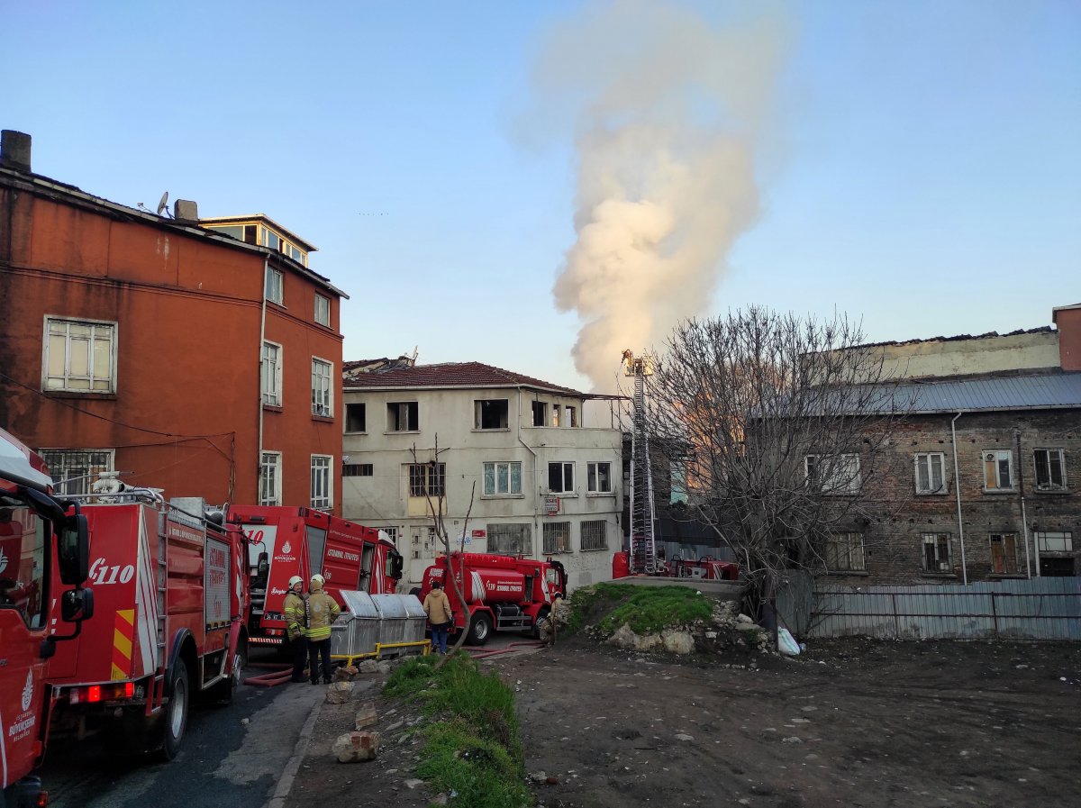 Fatih'te ahşap binada yangın çıktı