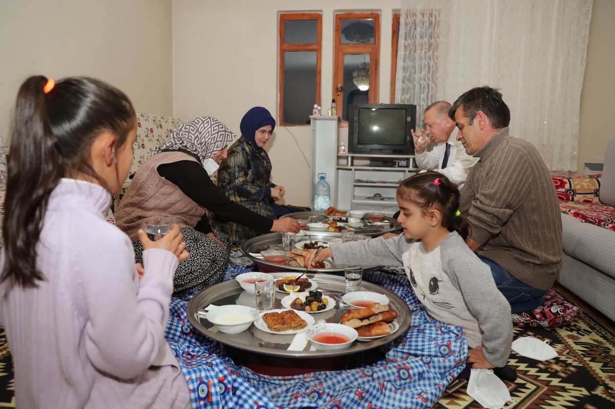 Cumhurbaşkanı Erdoğan bir vatandaşın evinde iftar yaptı #4