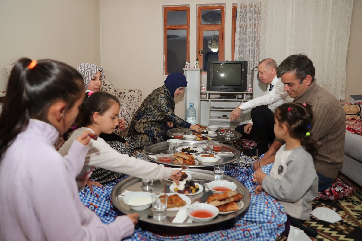Cumhurbaşkanı Erdoğan bir vatandaşın evinde iftar yaptı #5