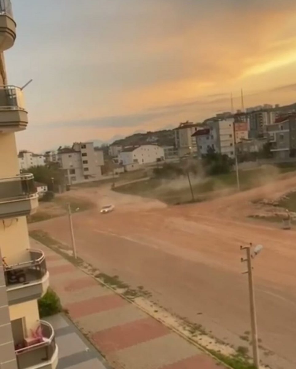 Antalya’da toprak yolda drift yapan şahıs kamerada