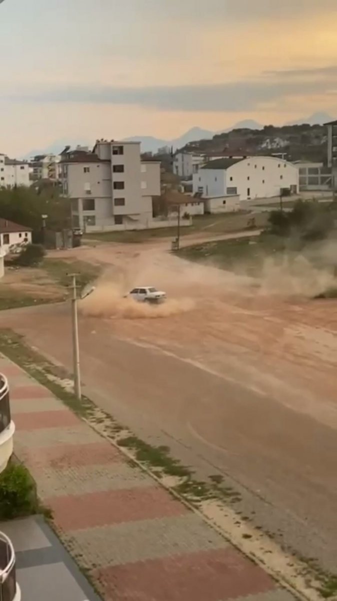 Antalya’da toprak yolda drift yapan şahıs kamerada