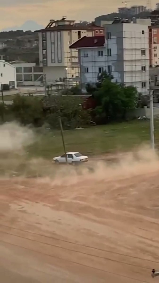 Antalya’da toprak yolda drift yapan şahıs kamerada
