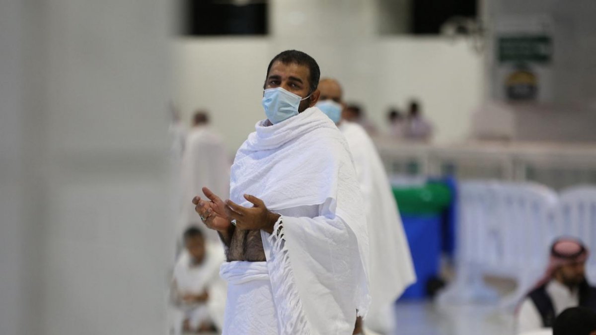 Kabe’de ilk teravih namazı korona önlemleri altında kılındı