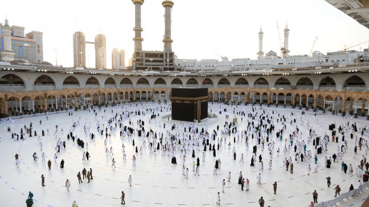 Kabe’de ilk teravih namazı korona önlemleri altında kılındı