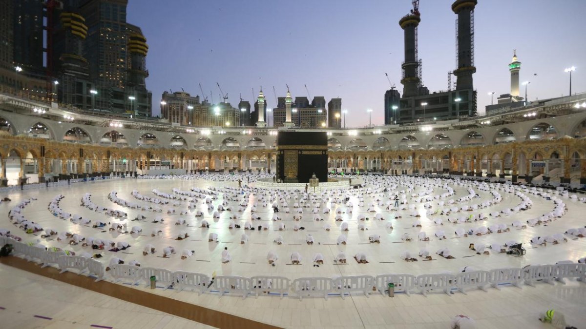 Kabe’de ilk teravih namazı korona önlemleri altında kılındı