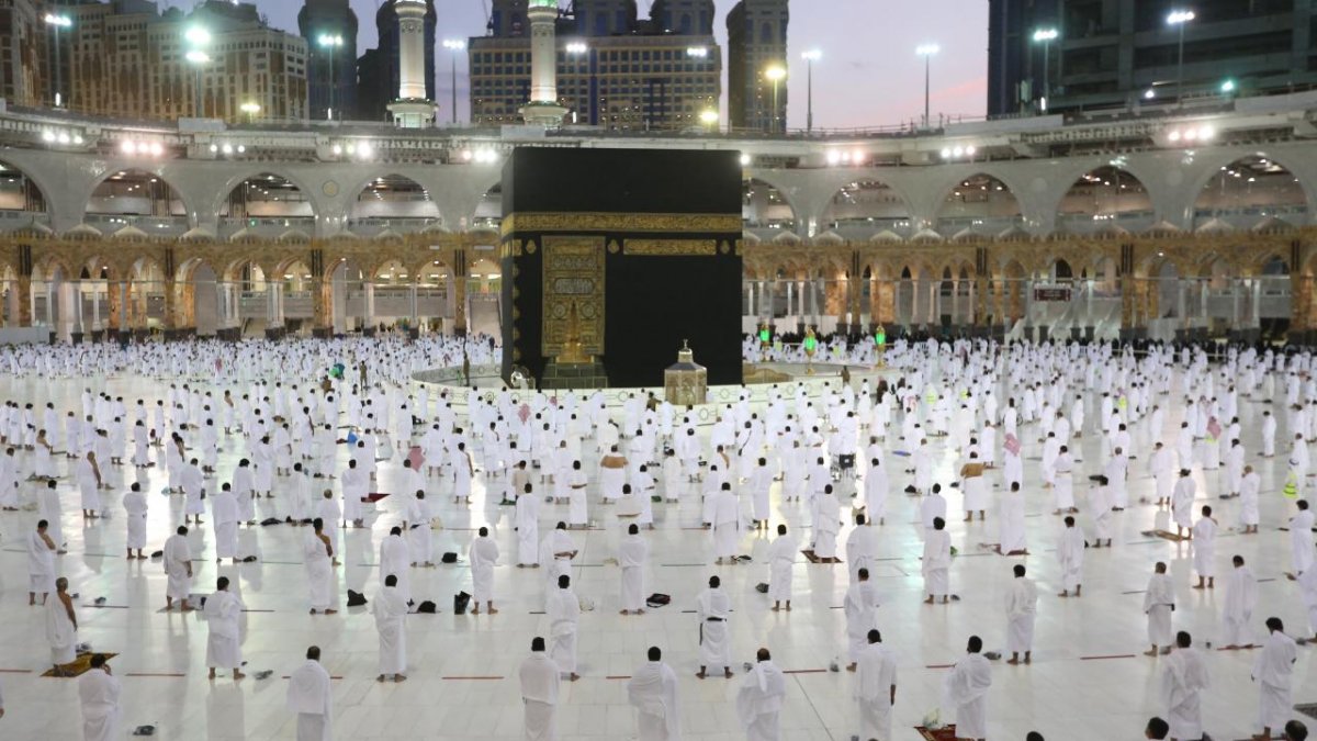 Kabe’de ilk teravih namazı korona önlemleri altında kılındı