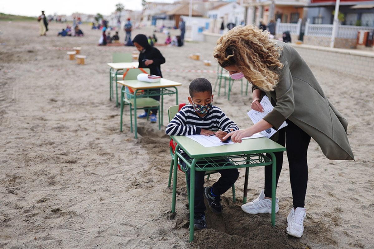 İspanya da öğrenciler, plajda ders yaptı #3