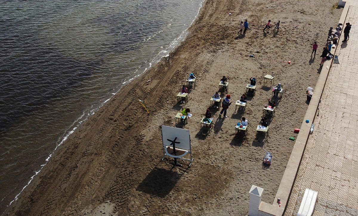 İspanya da öğrenciler, plajda ders yaptı #5