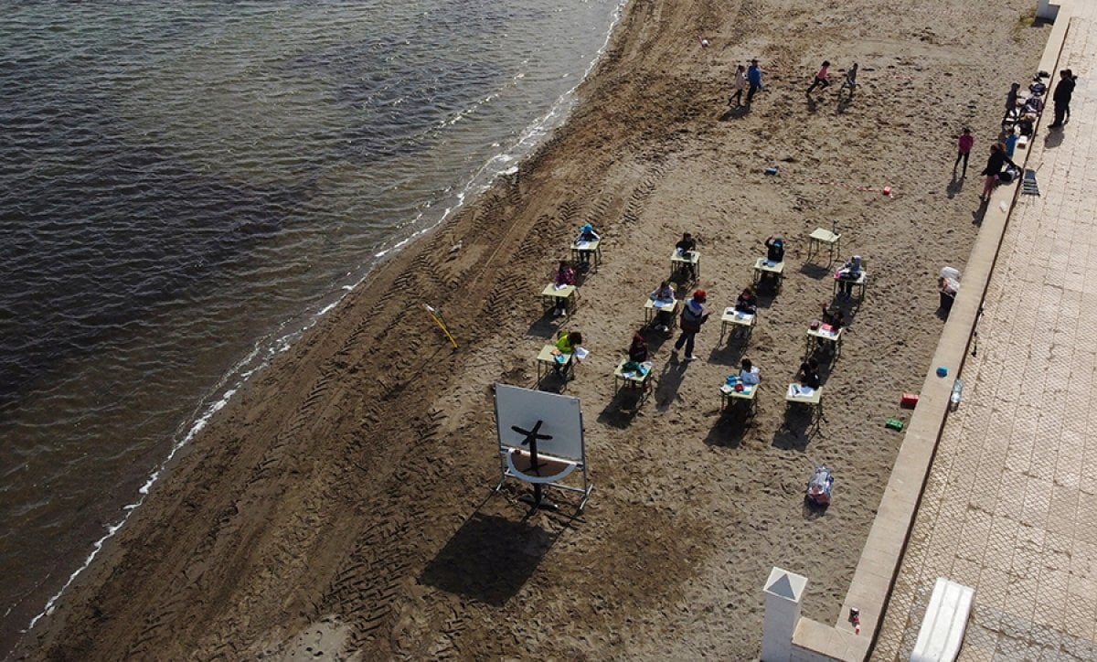 İspanya da öğrenciler, plajda ders yaptı #2