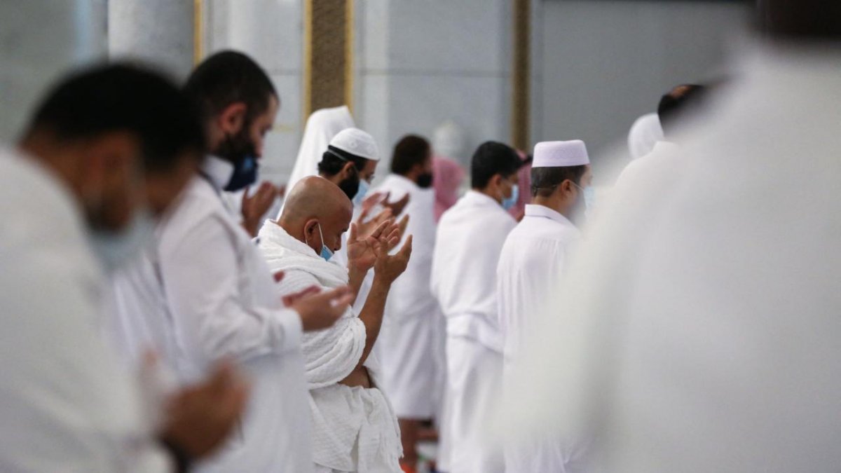 Kabe’de ilk teravih namazı korona önlemleri altında kılındı