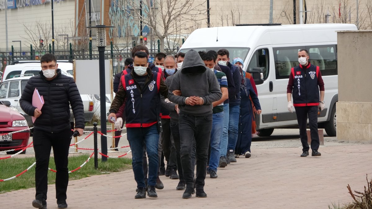 Sivas’ta hasta yakınları sağlık çalışanlarına saldırdı