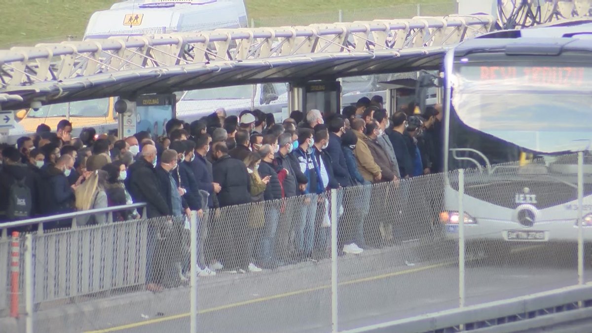 İstanbul’da metrobüs duraklarında dikkat çeken yoğunluk