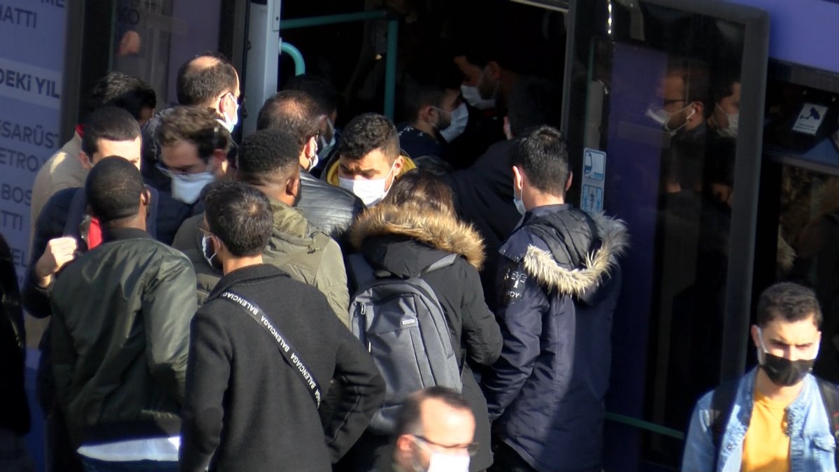 İstanbul’da metrobüs duraklarında dikkat çeken yoğunluk