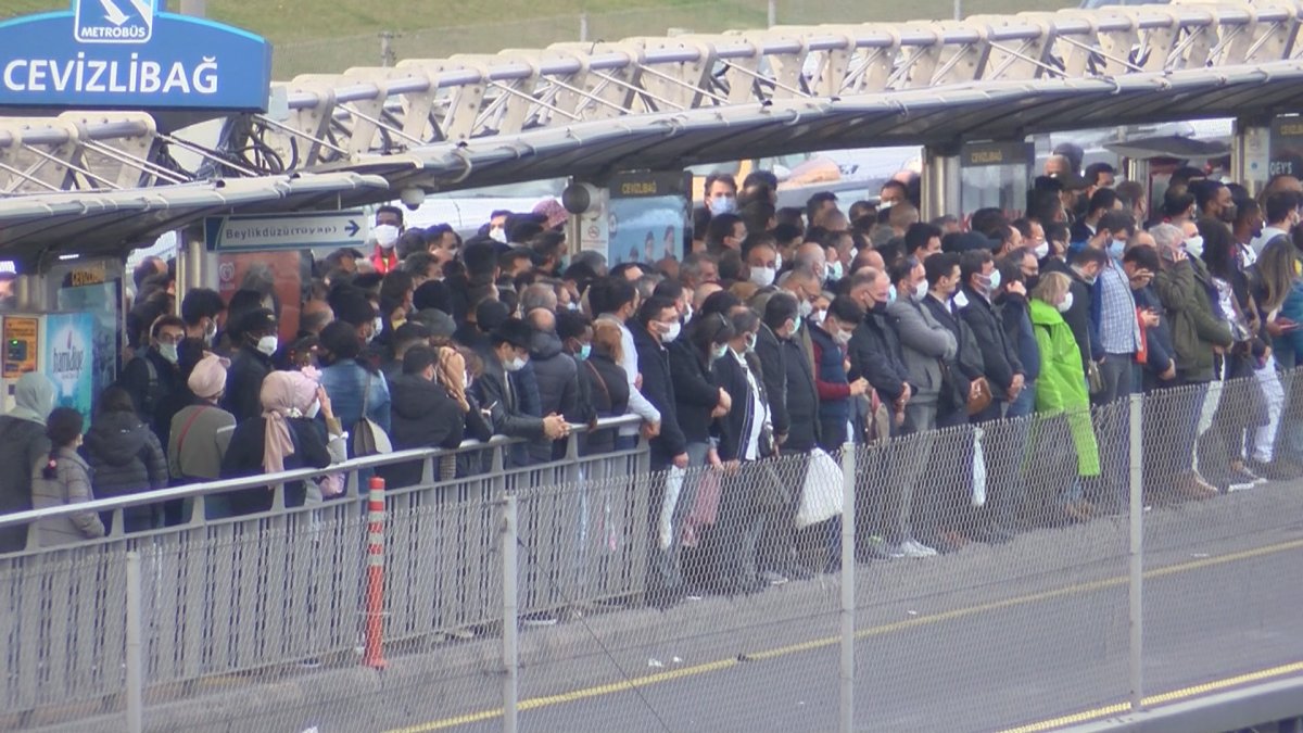 İstanbul’da metrobüs duraklarında dikkat çeken yoğunluk