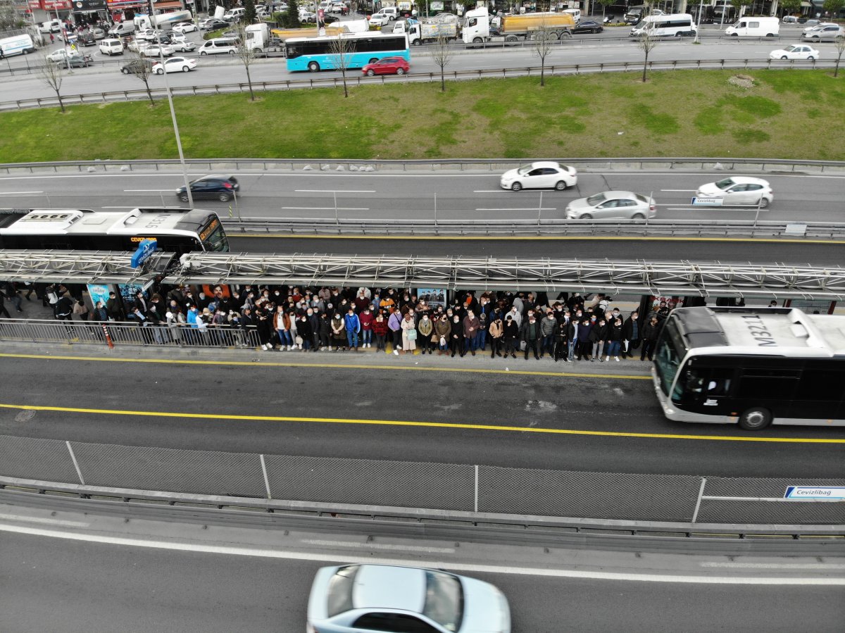 İstanbul’da metrobüs duraklarında dikkat çeken yoğunluk