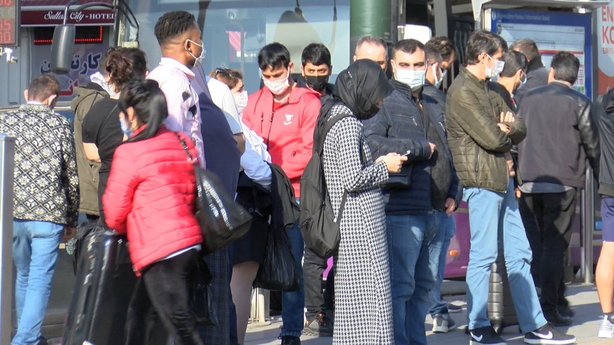 İstanbul’da metrobüs duraklarında dikkat çeken yoğunluk