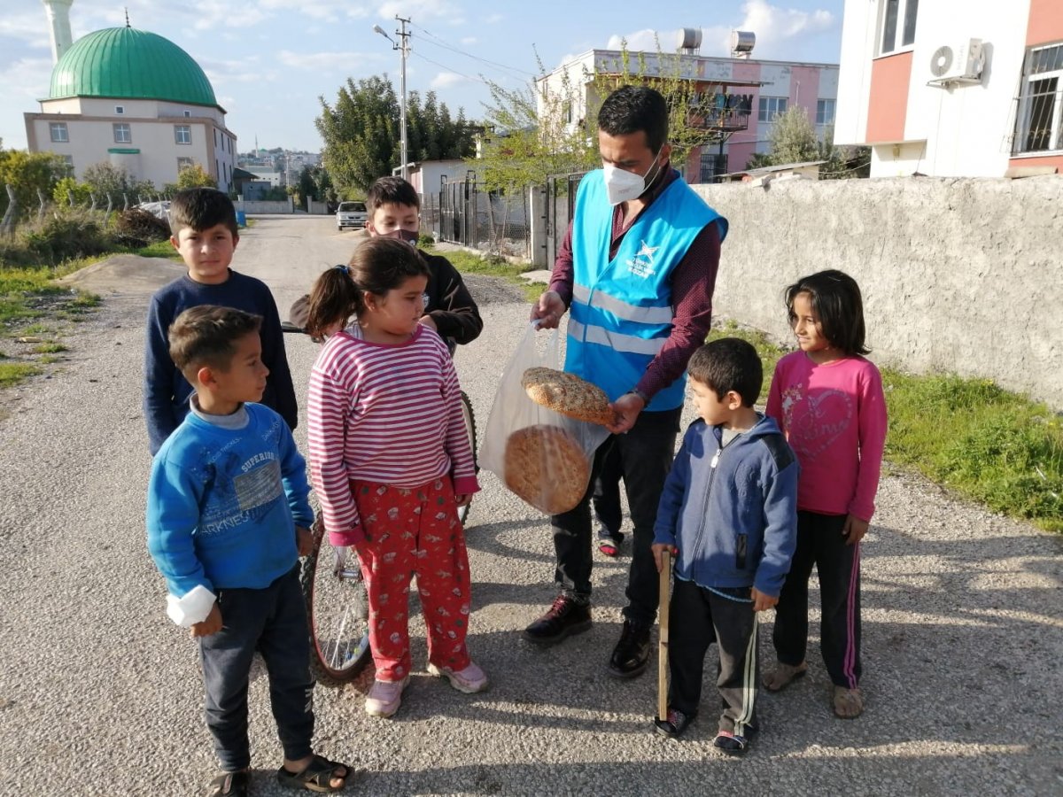 Adana’da gençler harçlıkları ile aldıkları pideleri ihtiyaç sahiplerine dağıttı