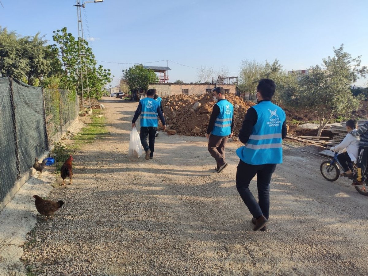 Adana’da gençler harçlıkları ile aldıkları pideleri ihtiyaç sahiplerine dağıttı