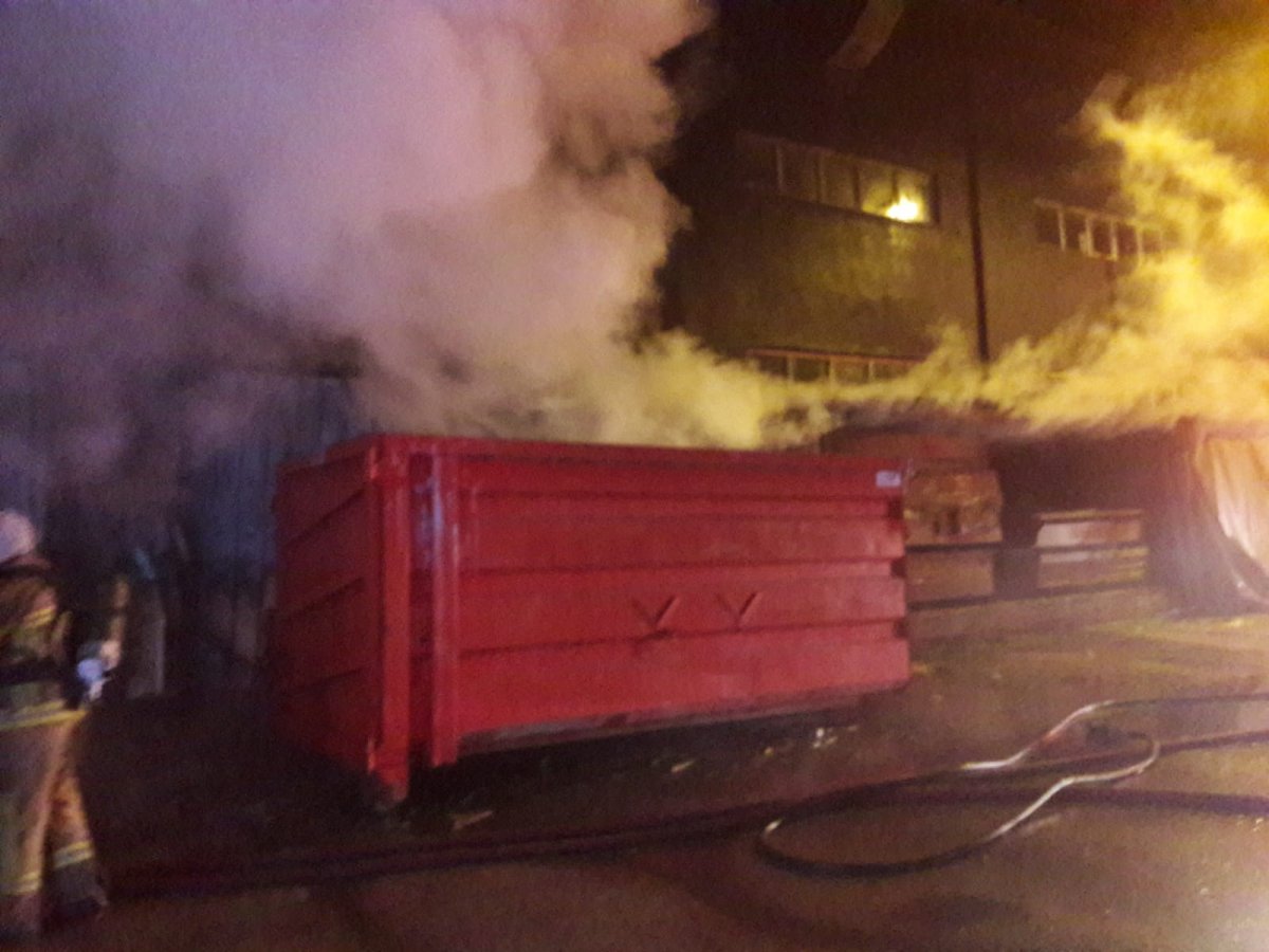Bursa’daki mobilya fabrikasında çıkan yangın 1 saatte söndürüldü
