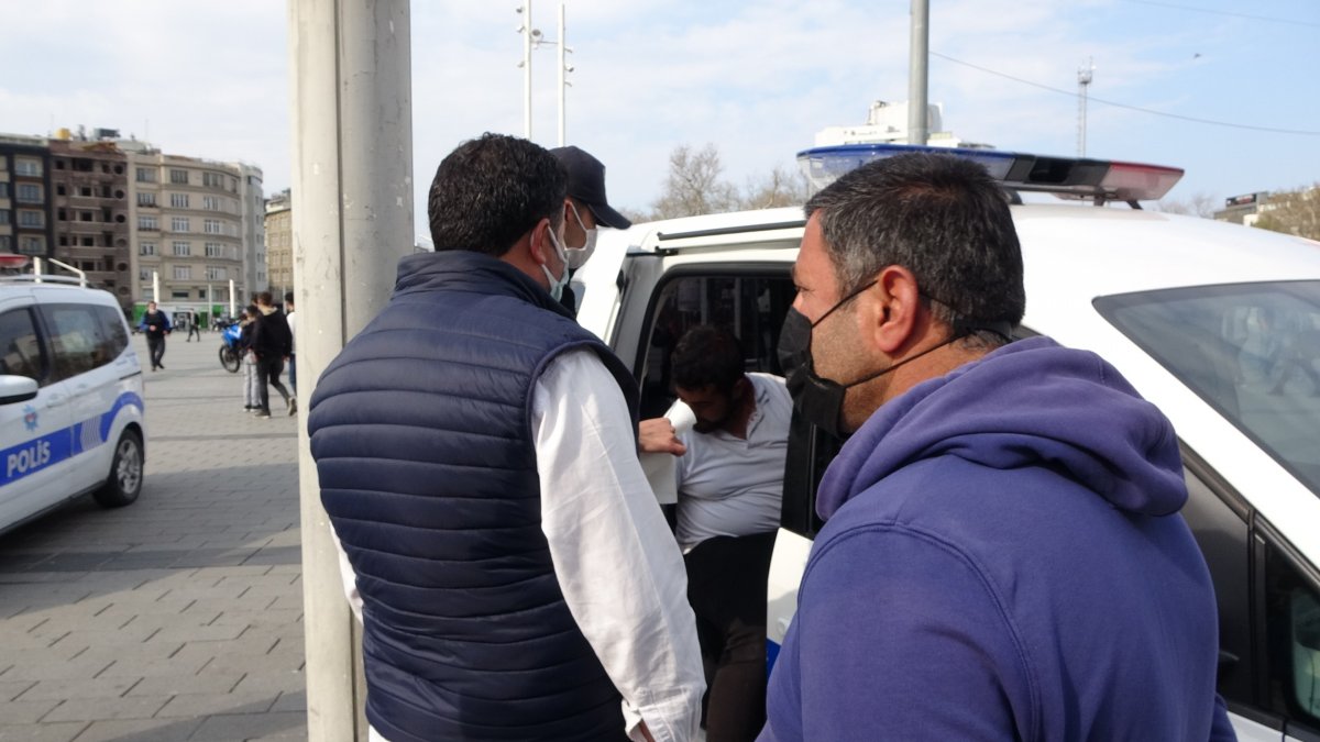 Taksim’de İBB zabıtaları seyyar satıcıyı başından yaraladı