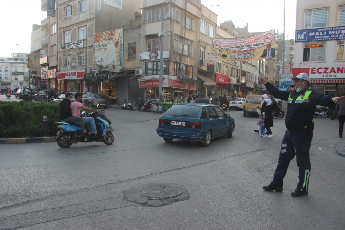 Kilis'te polis, iftara yetişmek isteyenlere yardım etti