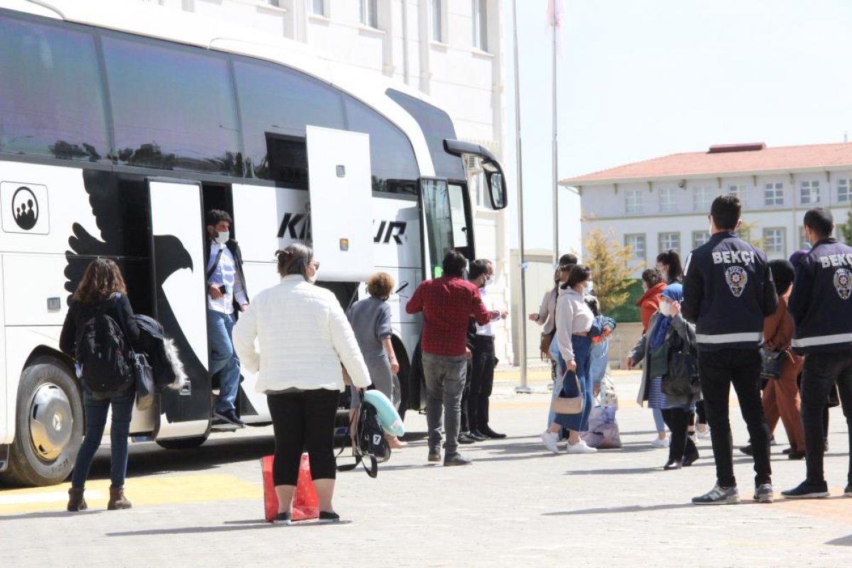 Karaman'da pozitif yolcunun bulunduğu otobüs yurda götürüldü