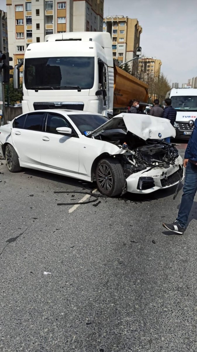 Küçükçekmece'de freni boşalan kamyon kazaya yol açtı