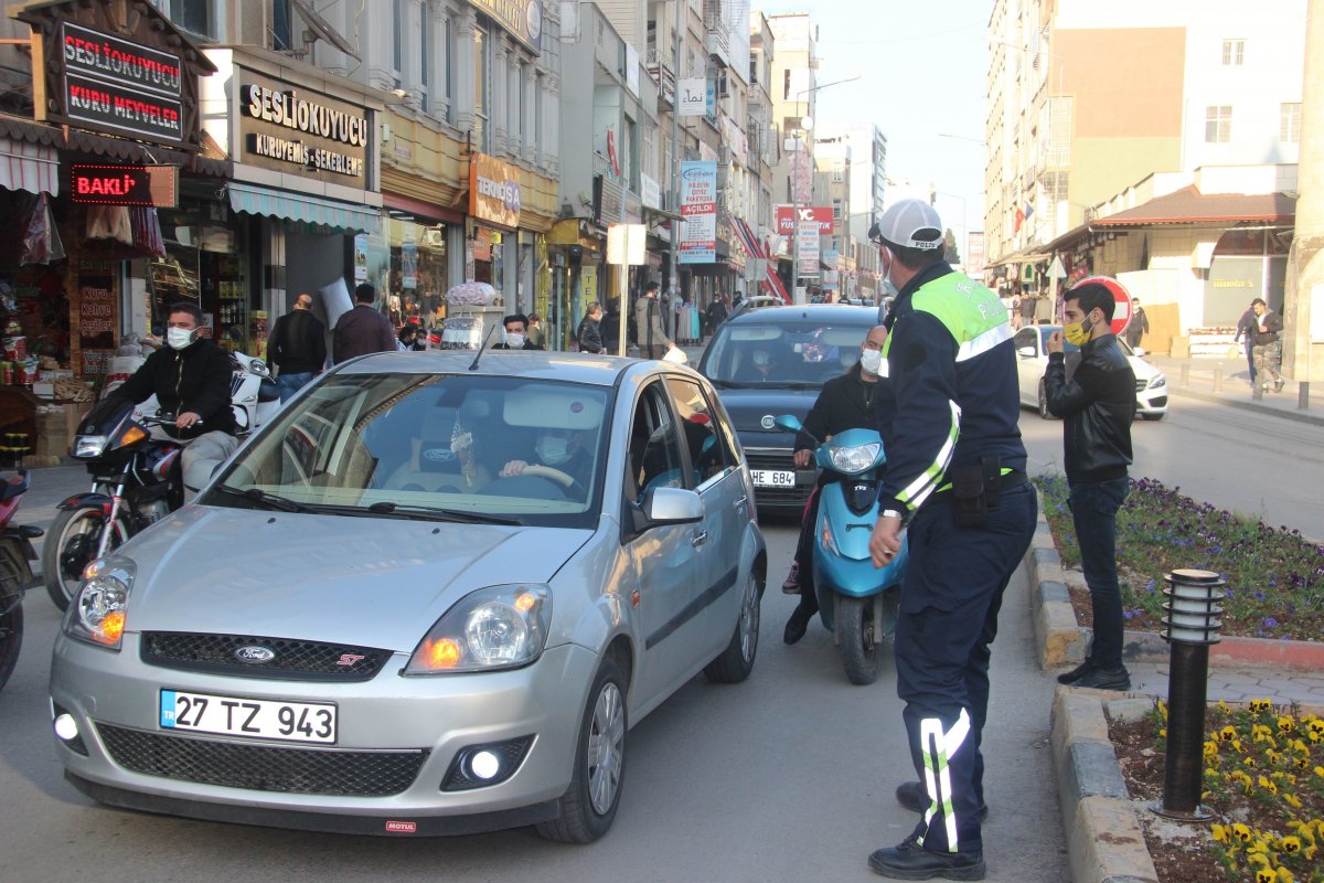 Kilis'te polis, iftara yetişmek isteyenlere yardım etti