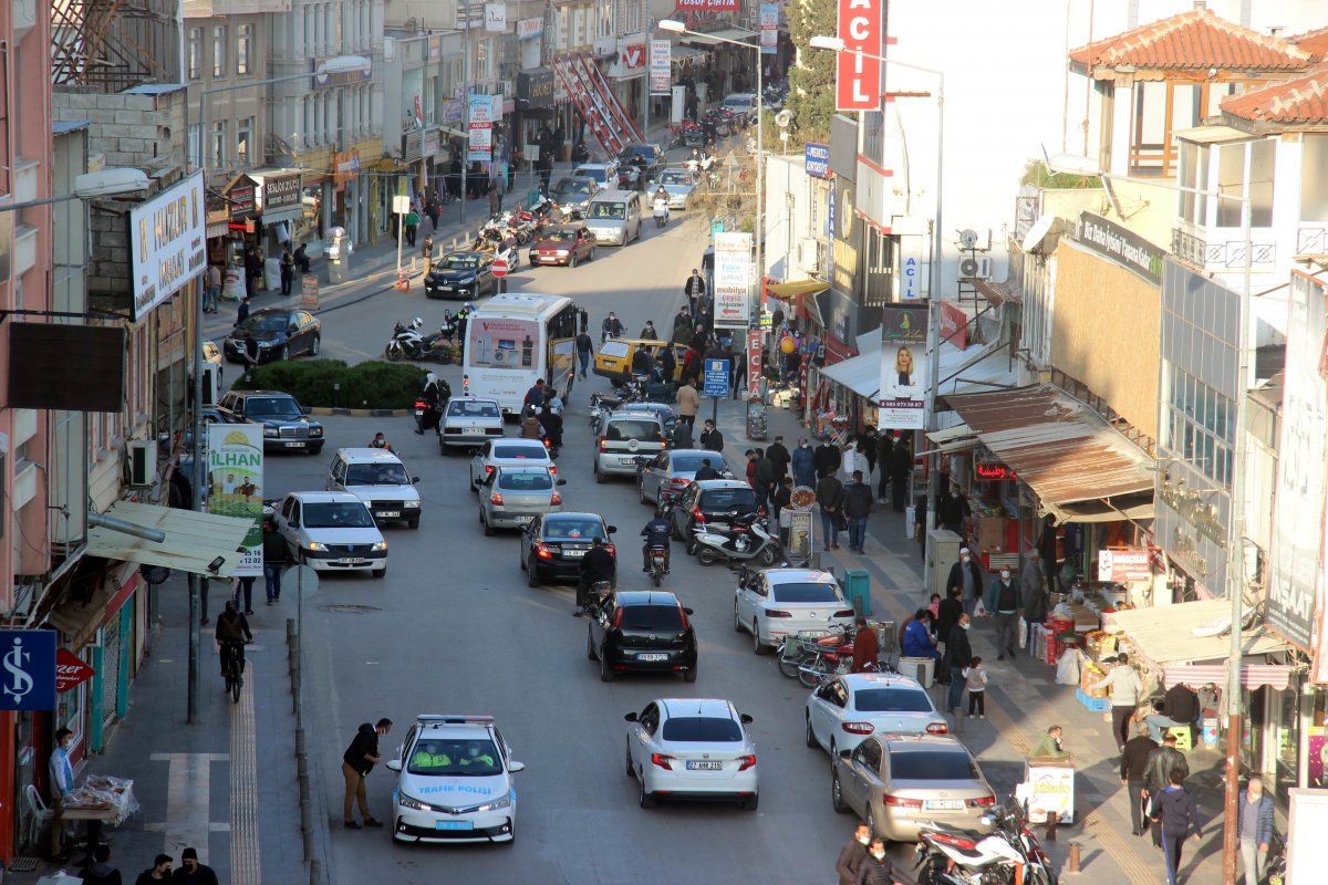 Kilis'te polis, iftara yetişmek isteyenlere yardım etti