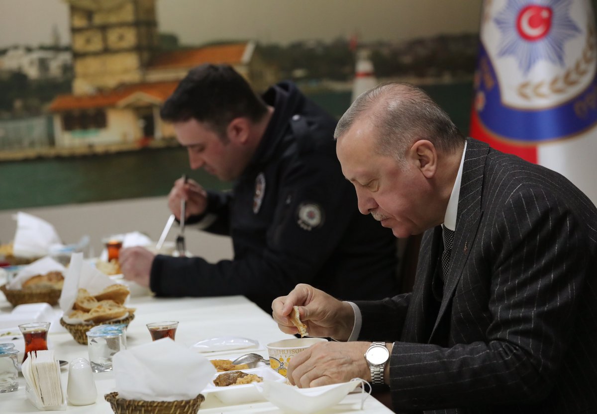 Cumhurbaşkanı Erdoğan, Çengelköy Polis Merkezi'nde iftar yaptı