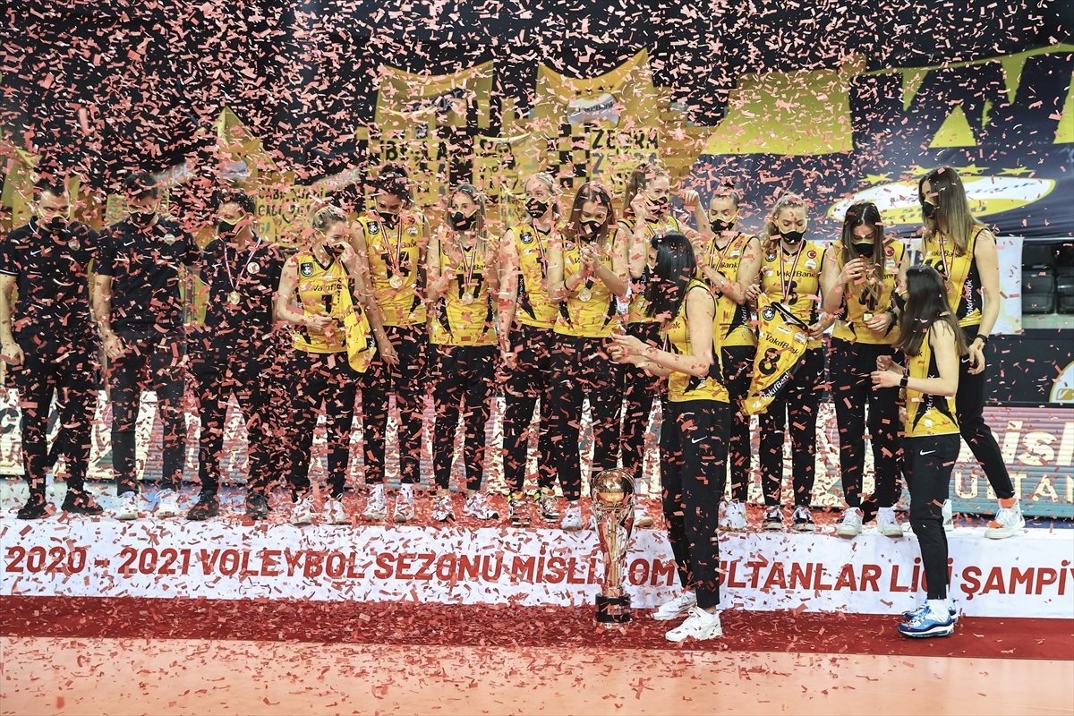 Şampiyon Vakıfbank kupayı kaldırdı