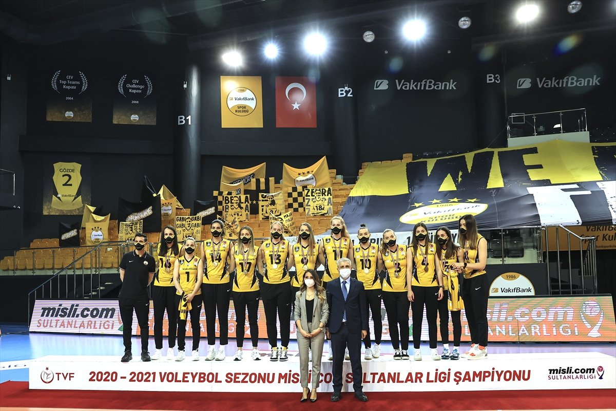 Şampiyon Vakıfbank kupayı kaldırdı